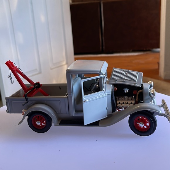 Vintage Road Legends 1/18 92257-1934 Ford Pick-up Wrecker-Grey. - Picture 6 of 13